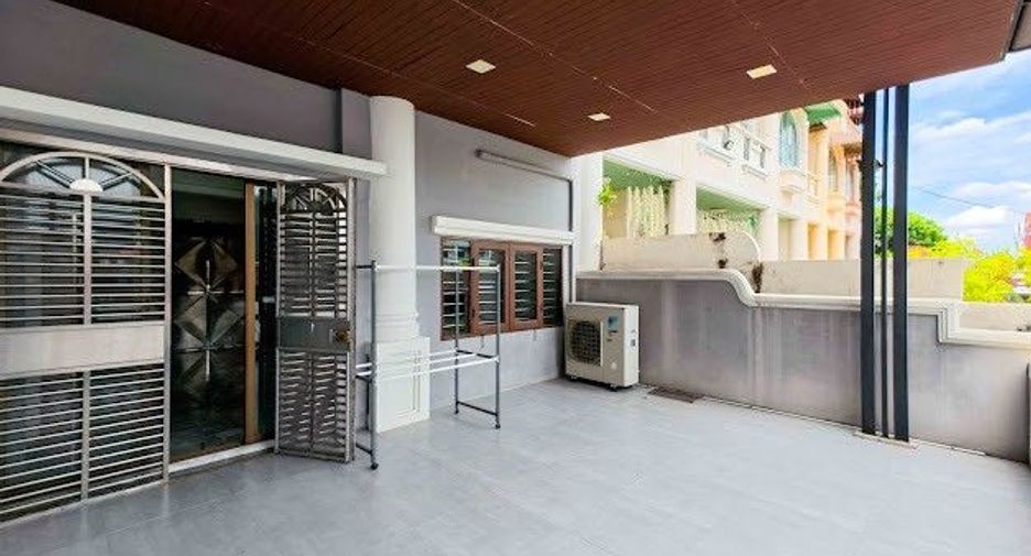 For sale 5 ベッドルーム townhouse in Bangkok Yai, Bangkok