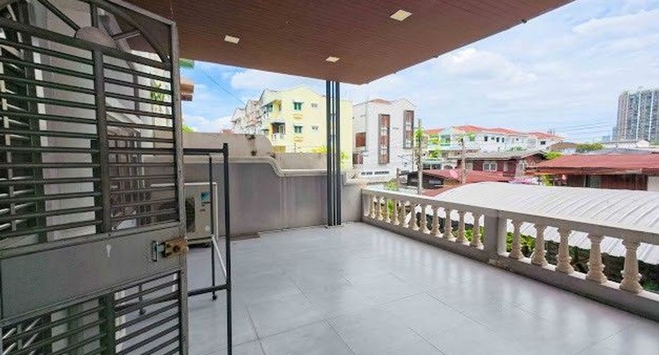 For sale 5 ベッドルーム townhouse in Bangkok Yai, Bangkok