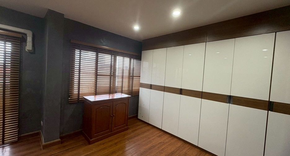 For sale 5 ベッドルーム townhouse in Bangkok Yai, Bangkok