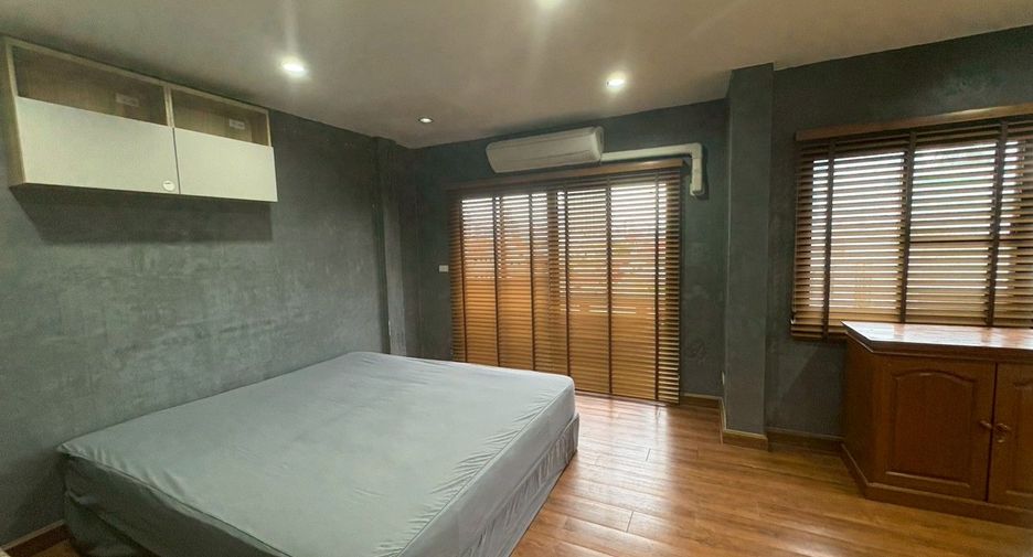 For sale 5 ベッドルーム townhouse in Bangkok Yai, Bangkok