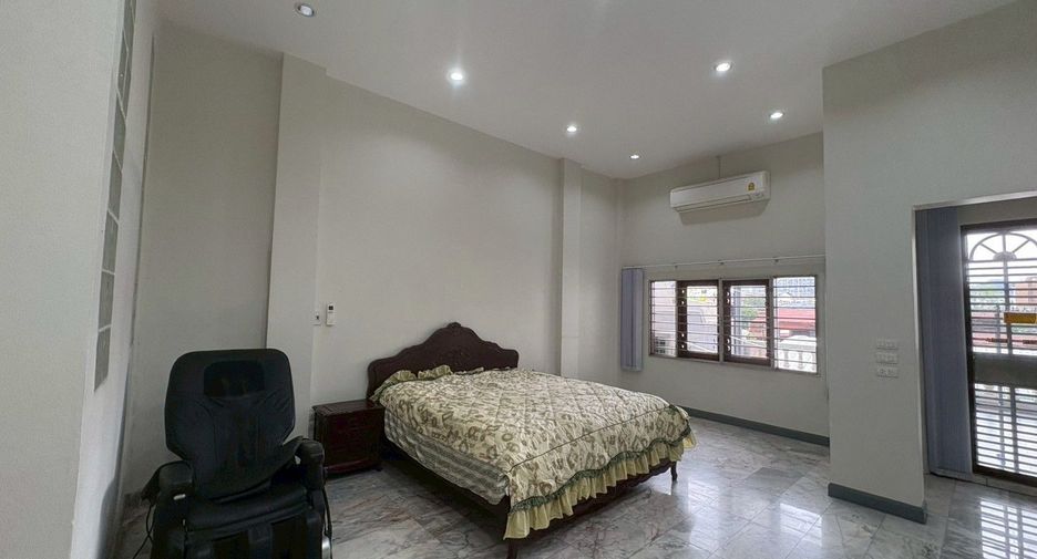 For sale 5 ベッドルーム townhouse in Bangkok Yai, Bangkok