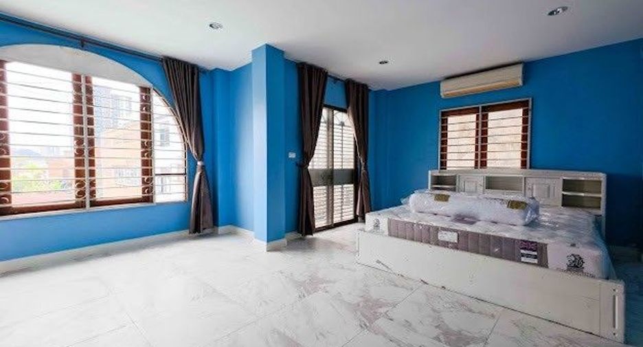 For sale 5 ベッドルーム townhouse in Bangkok Yai, Bangkok