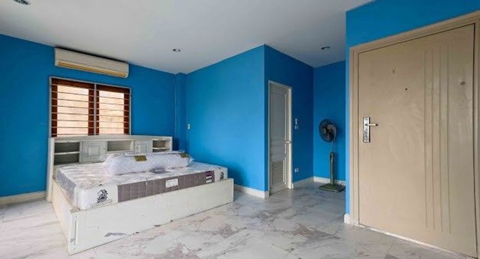 For sale 5 ベッドルーム townhouse in Bangkok Yai, Bangkok