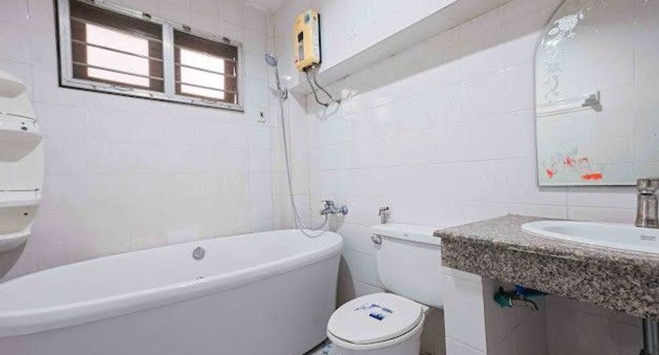 For sale 5 ベッドルーム townhouse in Bangkok Yai, Bangkok