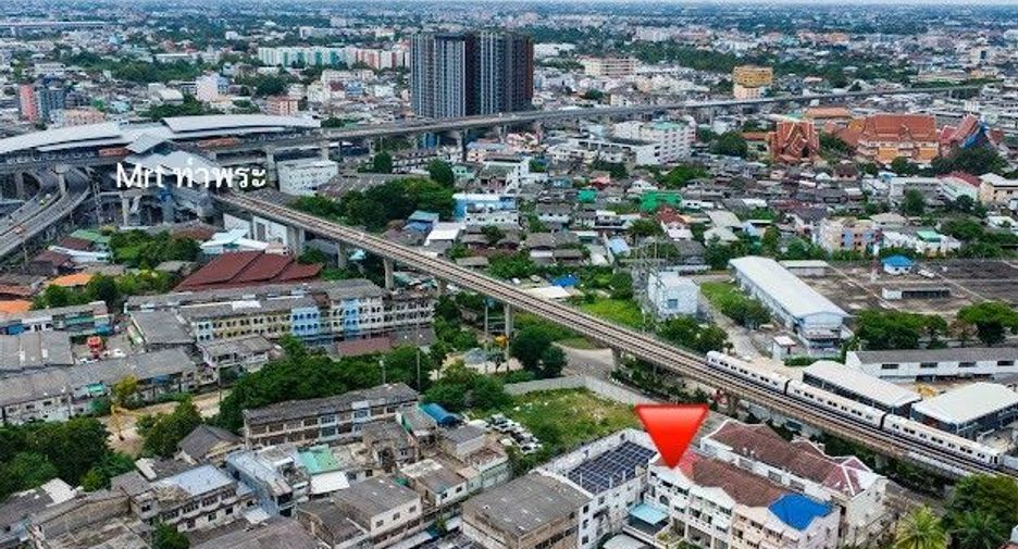 For sale 5 ベッドルーム townhouse in Bangkok Yai, Bangkok