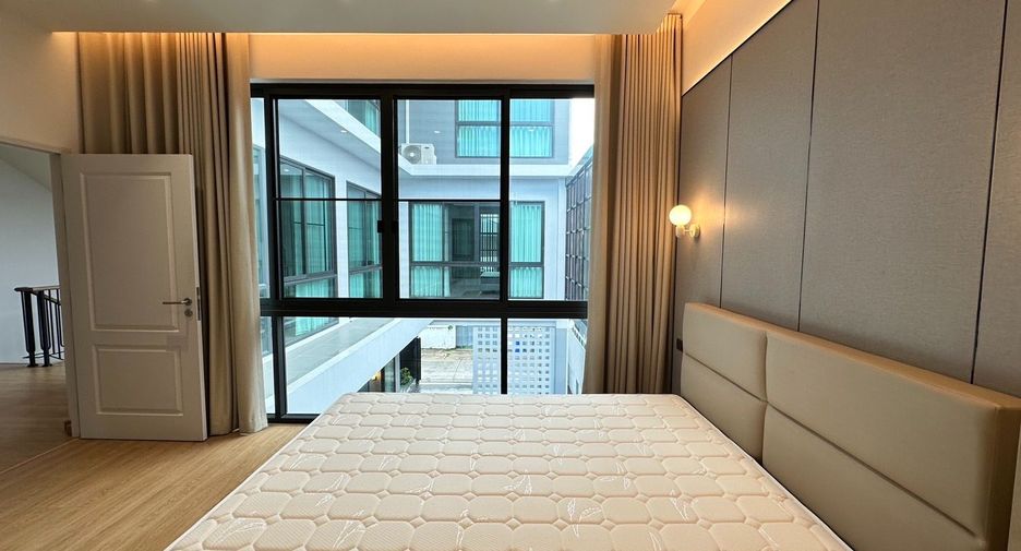 For rent 4 bedrooms house in Watthana, Bangkok