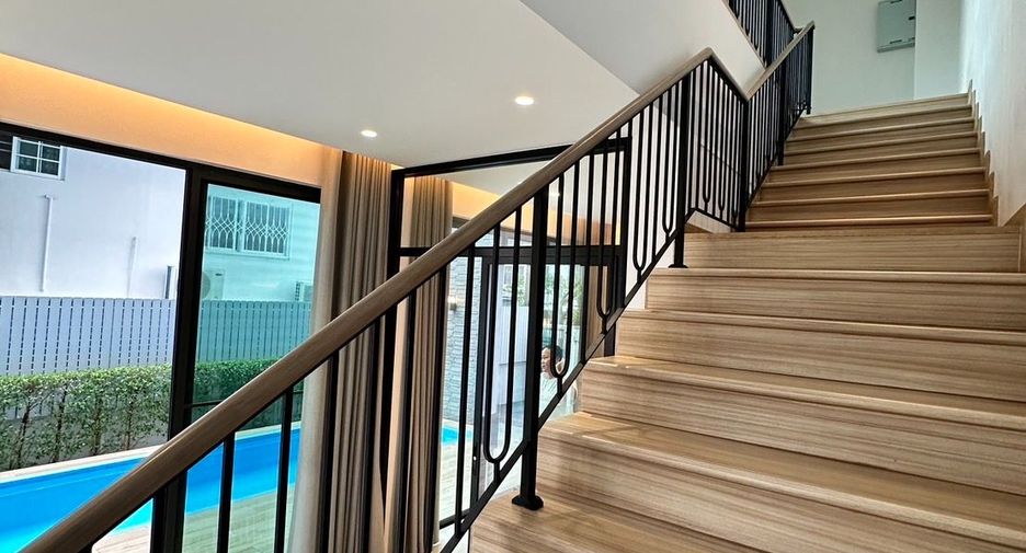 For rent 4 bedrooms house in Watthana, Bangkok