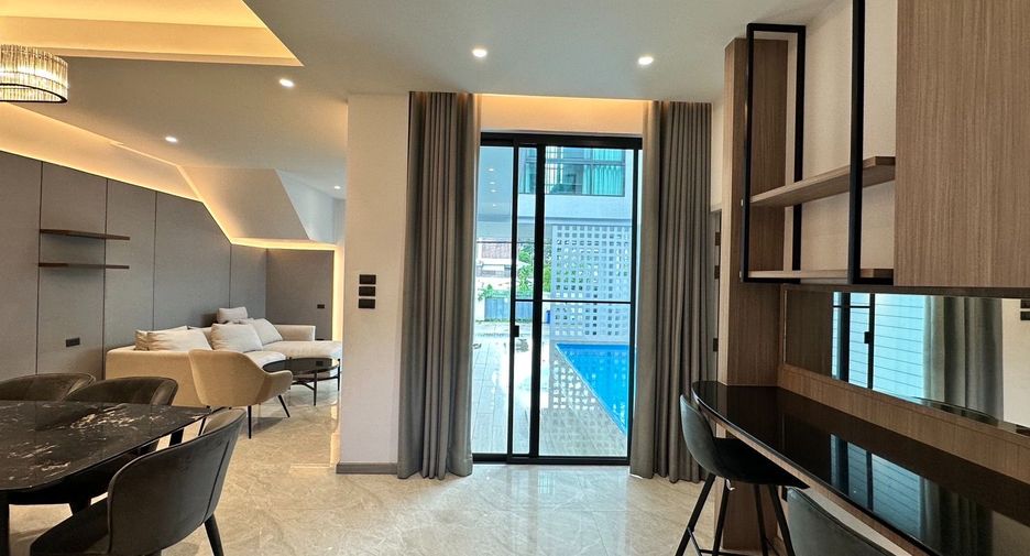 For rent 4 bedrooms house in Watthana, Bangkok
