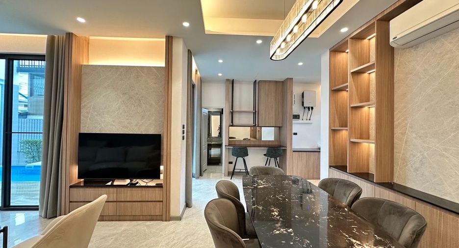 For rent 4 bedrooms house in Watthana, Bangkok
