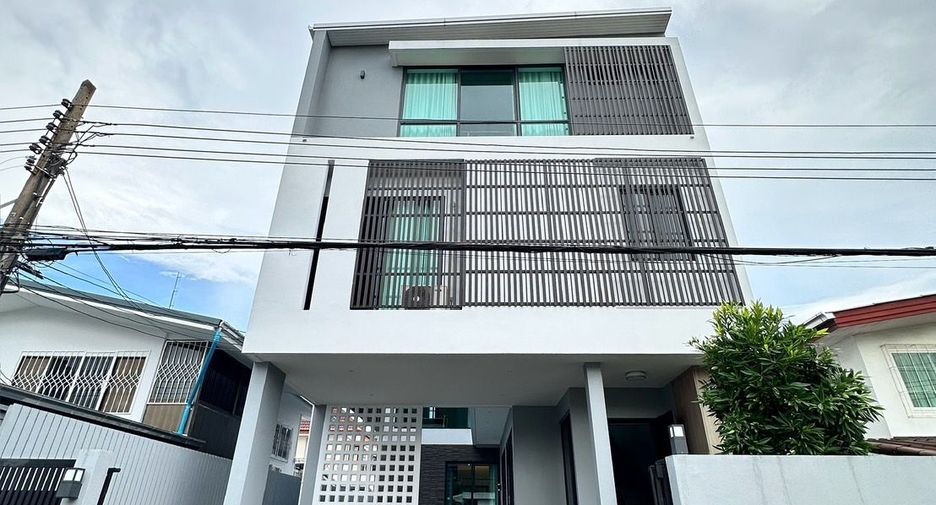 For rent 4 bedrooms house in Watthana, Bangkok