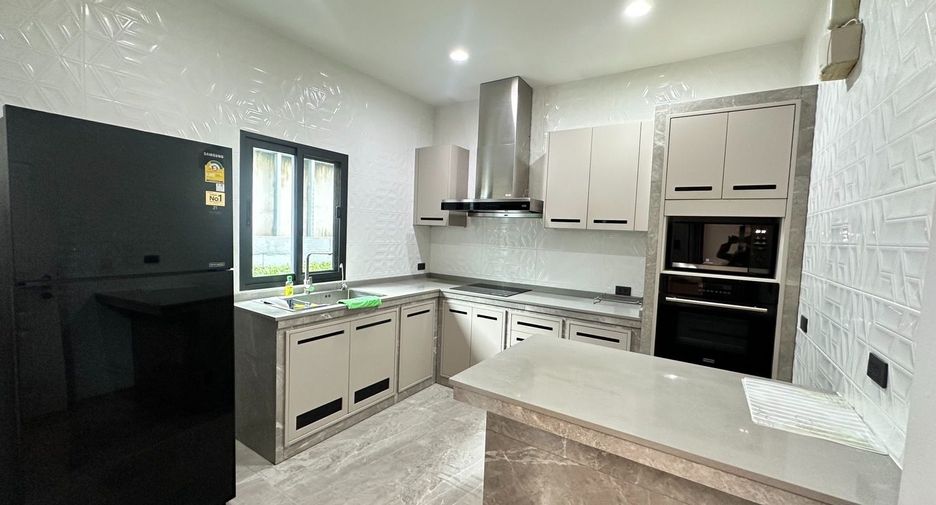 For rent 4 bedrooms house in Watthana, Bangkok