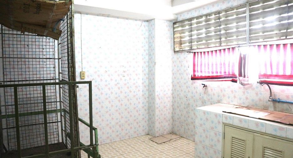 For sale 3 bedrooms retail Space in Bang Bon, Bangkok