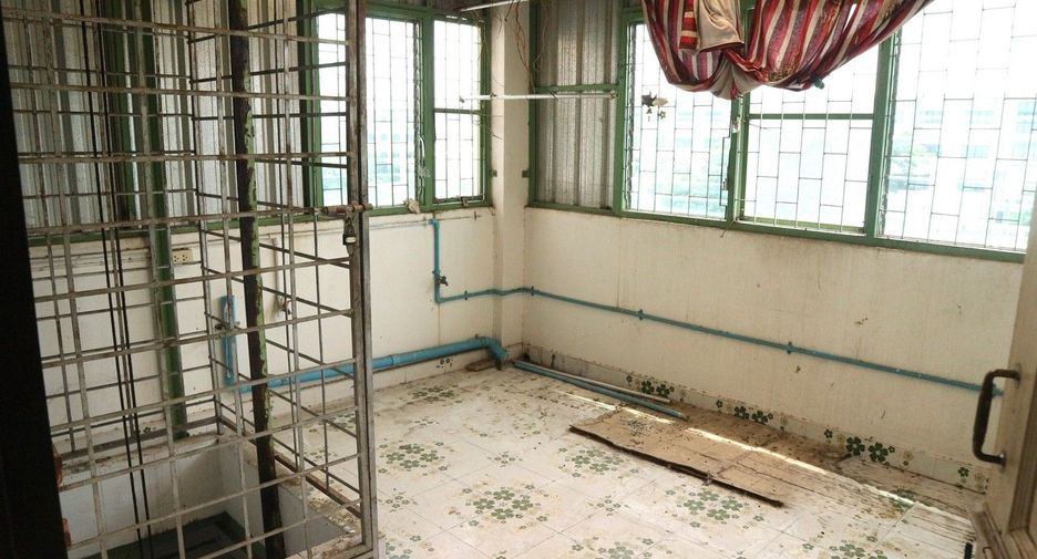 For sale 3 bedrooms retail Space in Bang Bon, Bangkok