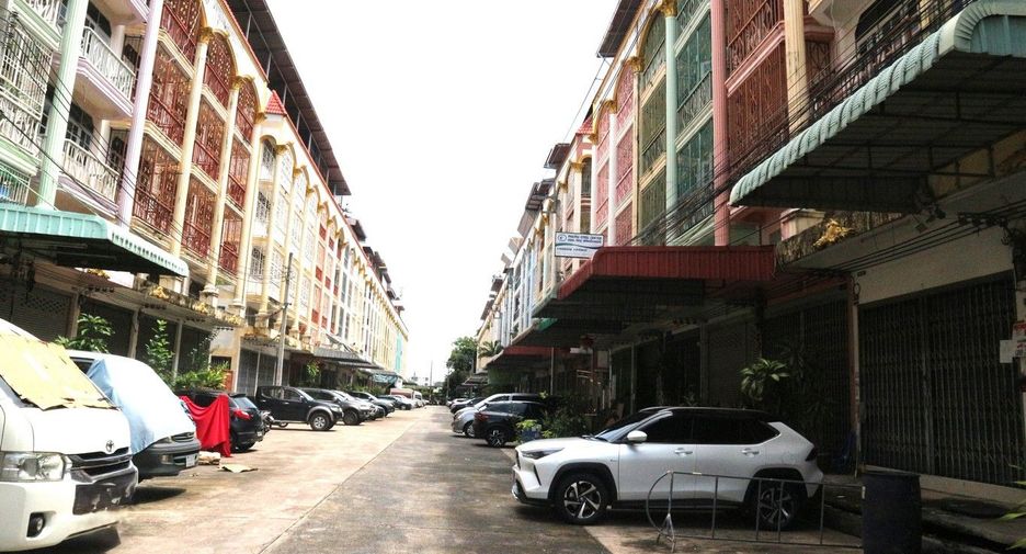 For sale 3 bedrooms retail Space in Bang Bon, Bangkok