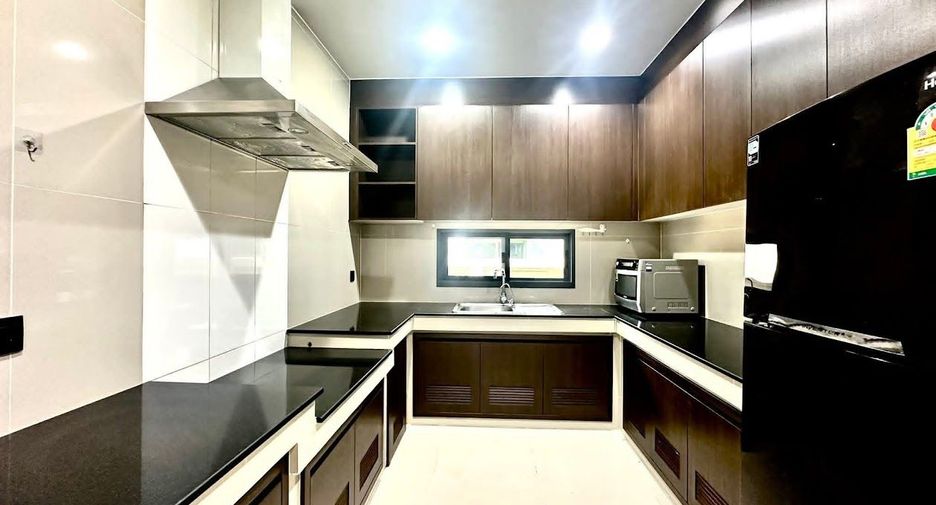 For rent 4 bedrooms house in Bang Kapi, Bangkok