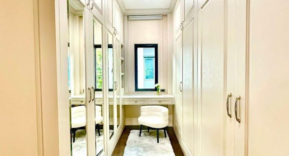 For rent 4 bedrooms house in Bang Kapi, Bangkok