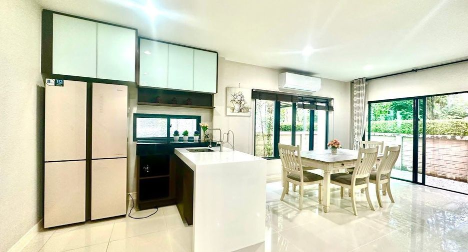 For rent 4 bedrooms house in Bang Kapi, Bangkok