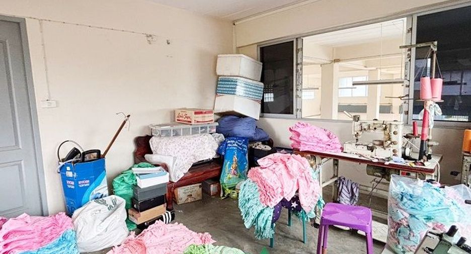 For sale 6 bedrooms retail Space in Taling Chan, Bangkok
