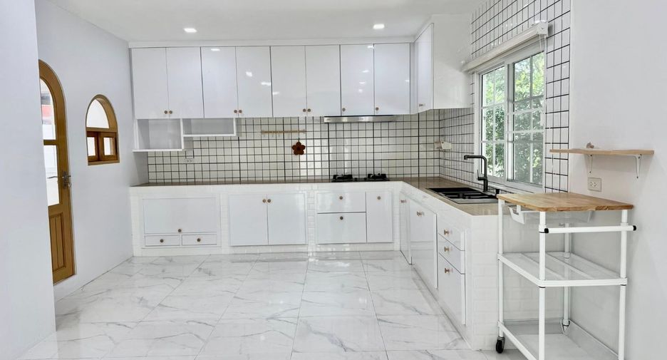 For rent and for sale 4 bedrooms house in Si Racha, Chonburi