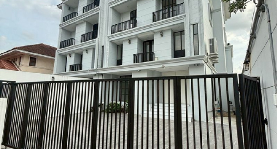 For sale 8 bedrooms retail Space in Prawet, Bangkok