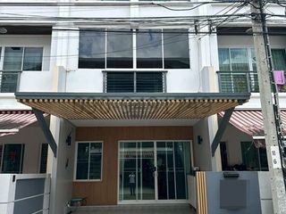 For rent 4 bedrooms townhouse in Chom Thong, Bangkok