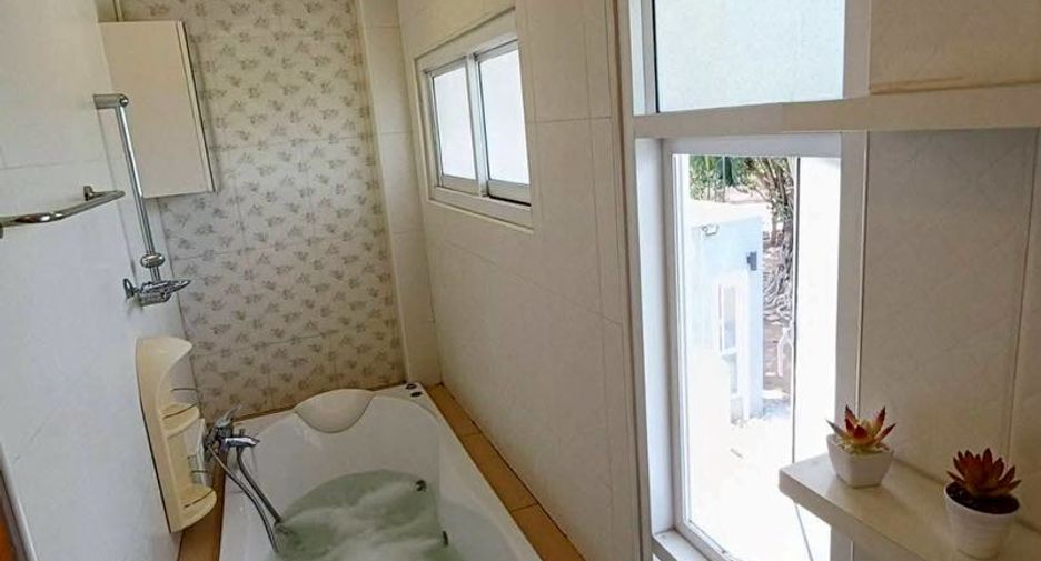 For rent 3 bedrooms house in Saraphi, Chiang Mai