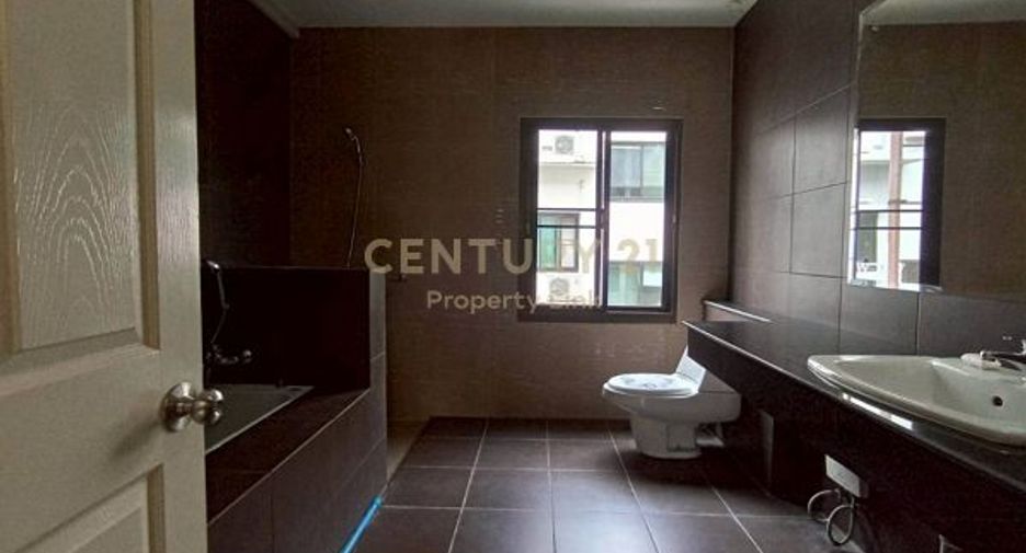 Reihenhaus zum Kauf mit 3 Zimmer in Wang Thonglang, Bangkok