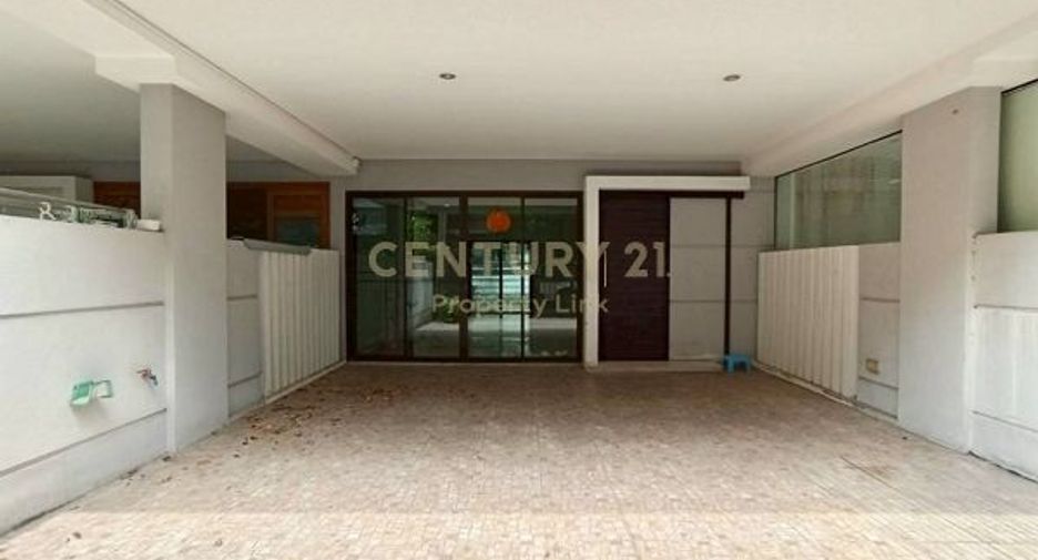 Reihenhaus zum Kauf mit 3 Zimmer in Wang Thonglang, Bangkok