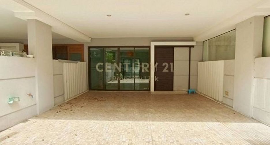 Reihenhaus zum Kauf mit 3 Zimmer in Wang Thonglang, Bangkok