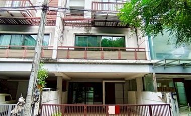 Reihenhaus zum Kauf mit 3 Zimmer in Wang Thonglang, Bangkok