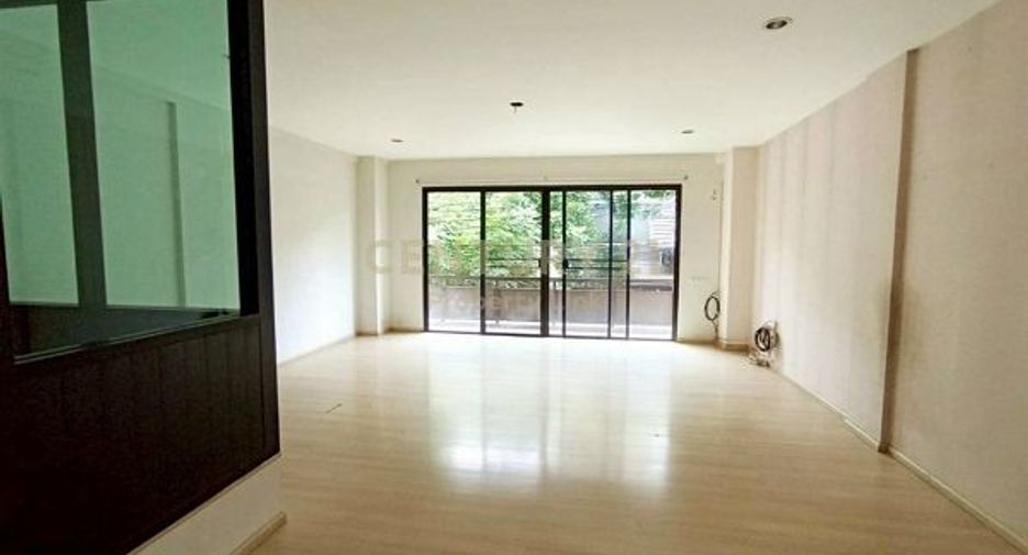 Reihenhaus zum Kauf mit 3 Zimmer in Wang Thonglang, Bangkok