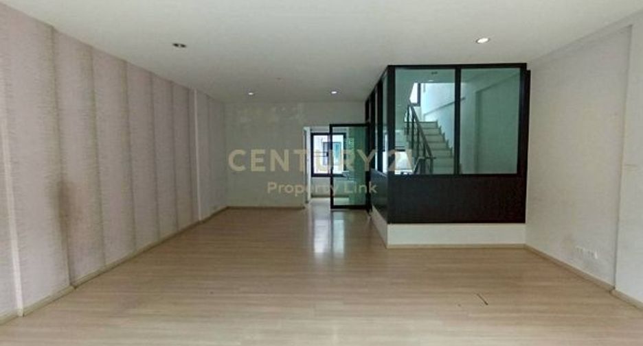 Reihenhaus zum Kauf mit 3 Zimmer in Wang Thonglang, Bangkok