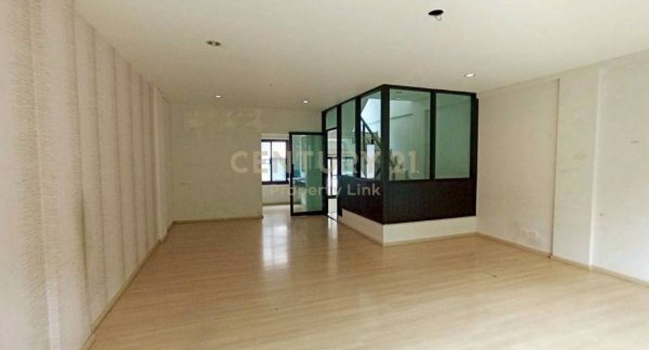 Reihenhaus zum Kauf mit 3 Zimmer in Wang Thonglang, Bangkok
