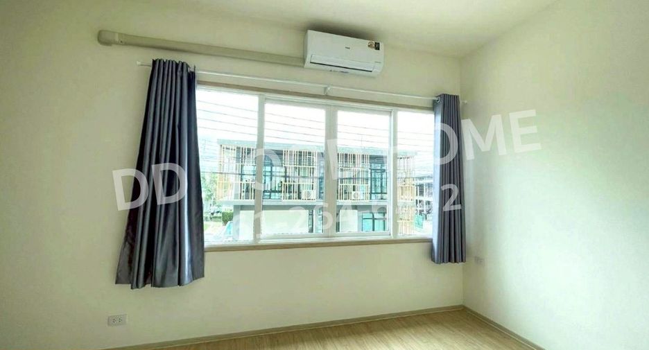 Casa adosada en venta de 3 habitaciones en Sam Phran, Nakhon Pathom