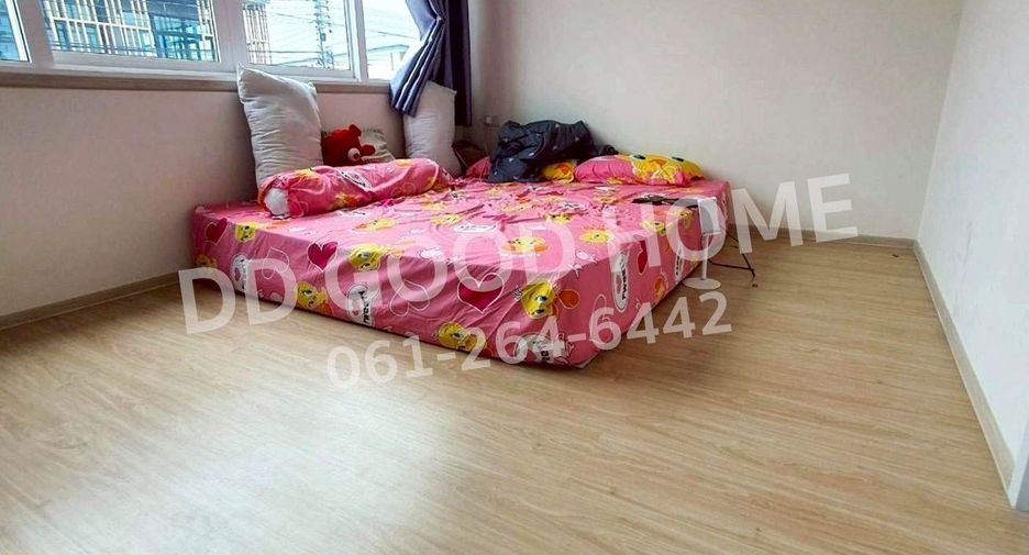 Casa adosada en venta de 3 habitaciones en Sam Phran, Nakhon Pathom