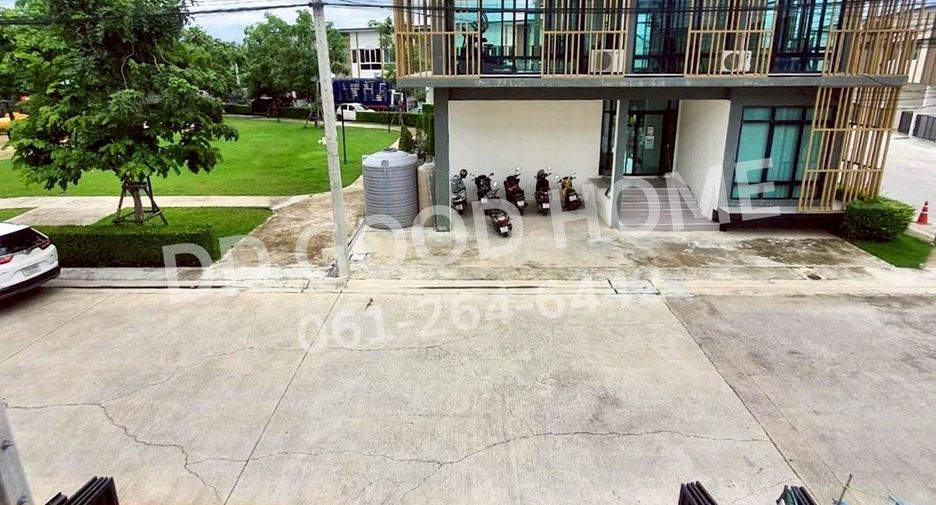 Casa adosada en venta de 3 habitaciones en Sam Phran, Nakhon Pathom