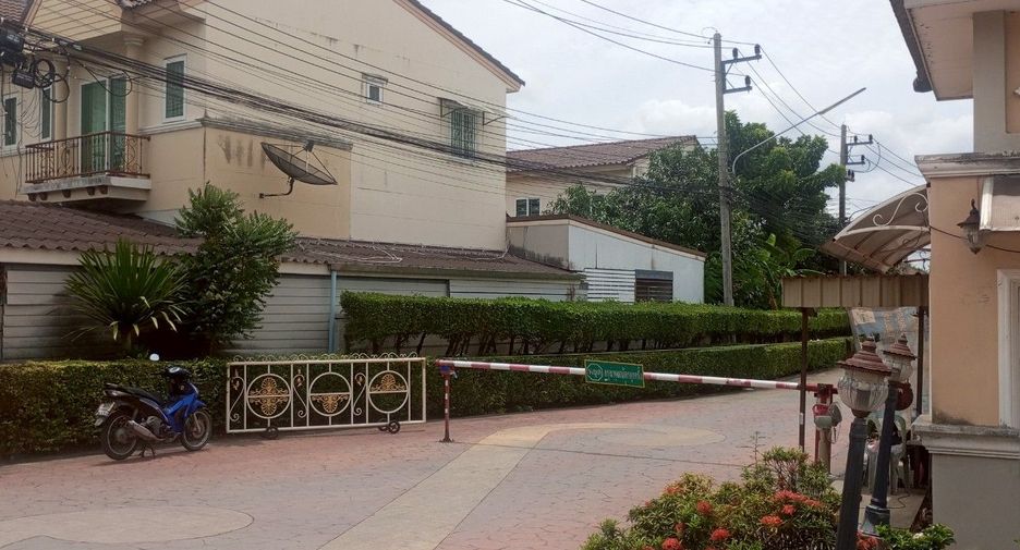 Casa adosada en venta de 3 habitaciones en Phutthamonthon, Nakhon Pathom