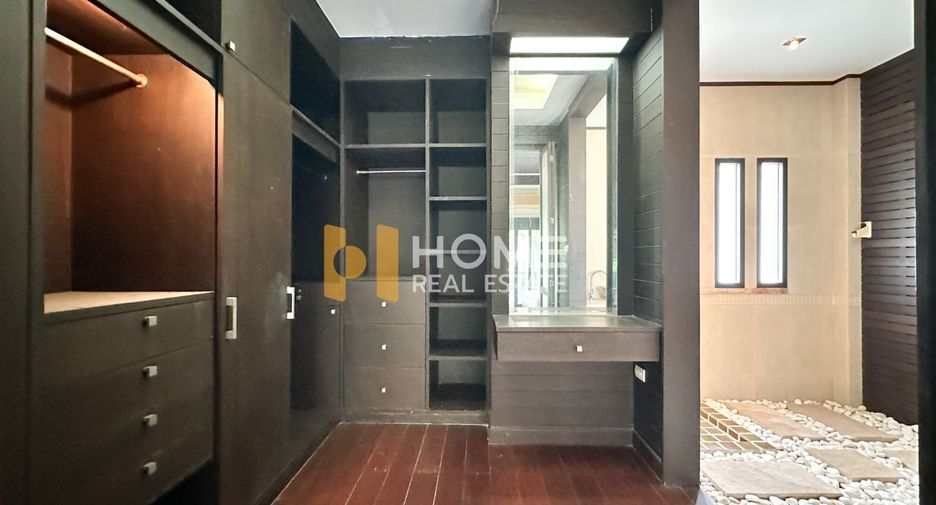 For sale 4 bedrooms house in Mueang Nonthaburi, Nonthaburi
