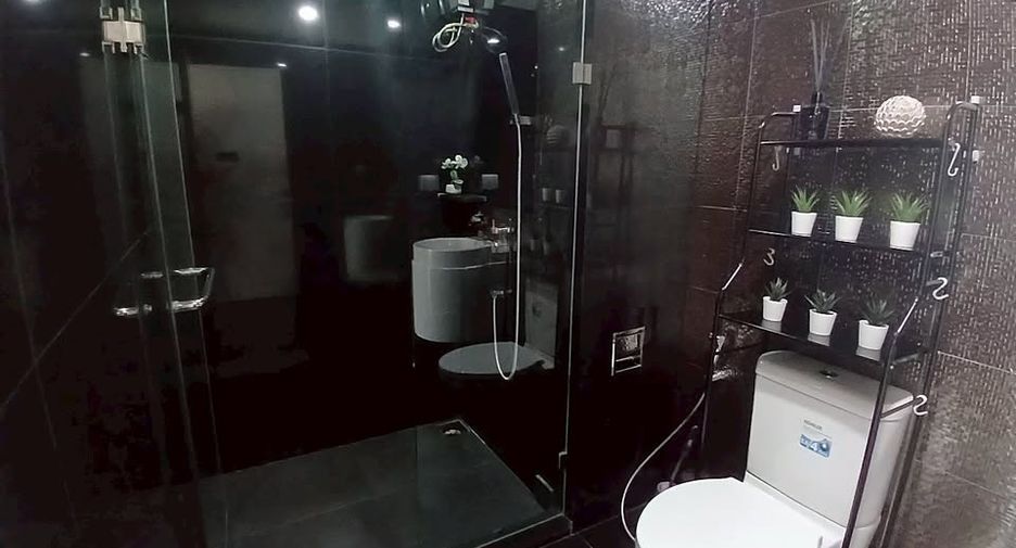 Condo en alquiler y en venta de 2 habitaciones en Khlong Toei, Bangkok