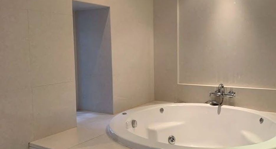 À louer 4 chambres condo à Pathum Wan, Bangkok