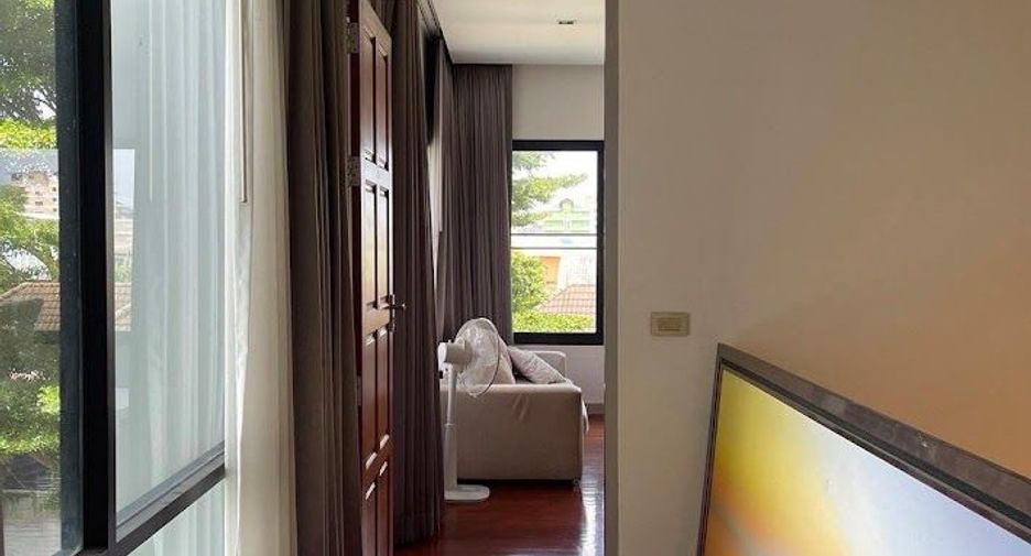 For sale 7 bedrooms house in Bangkok Noi, Bangkok
