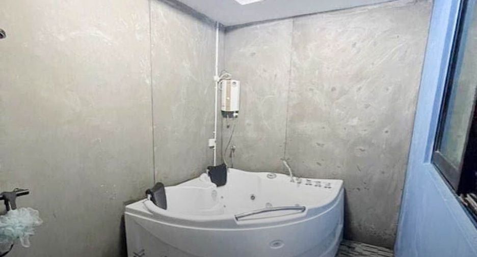 For sale 4 bedrooms townhouse in Lat Krabang, Bangkok