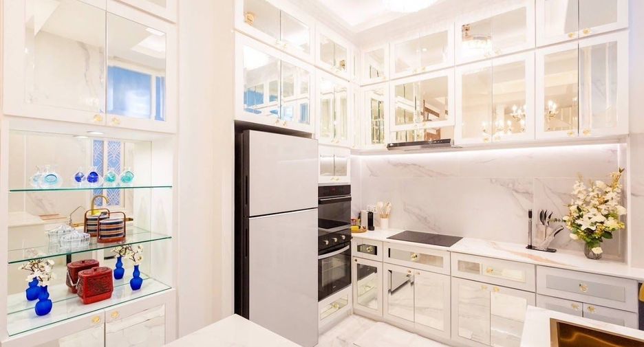 For rent 4 bedrooms townhouse in Lat Phrao, Bangkok
