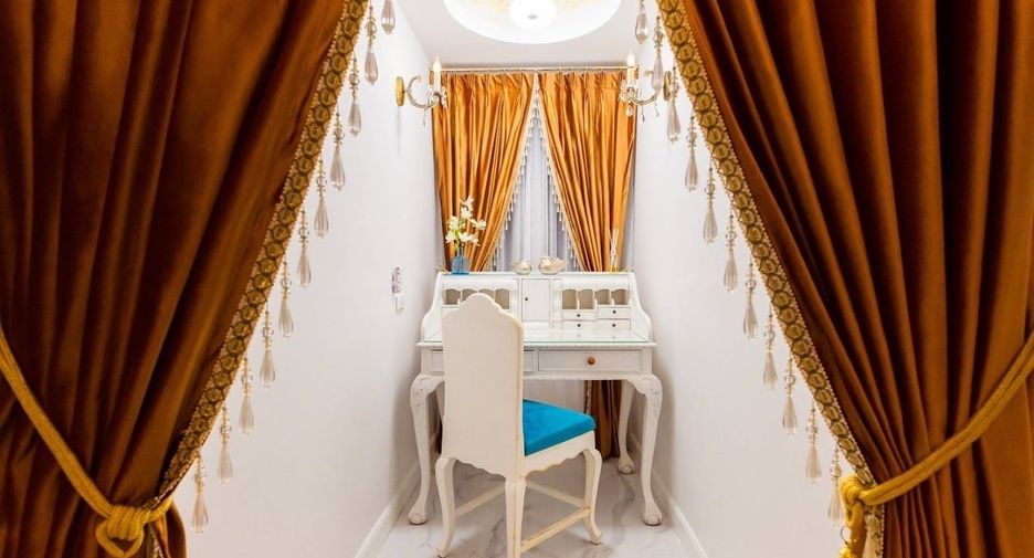 For rent 4 bedrooms townhouse in Lat Phrao, Bangkok
