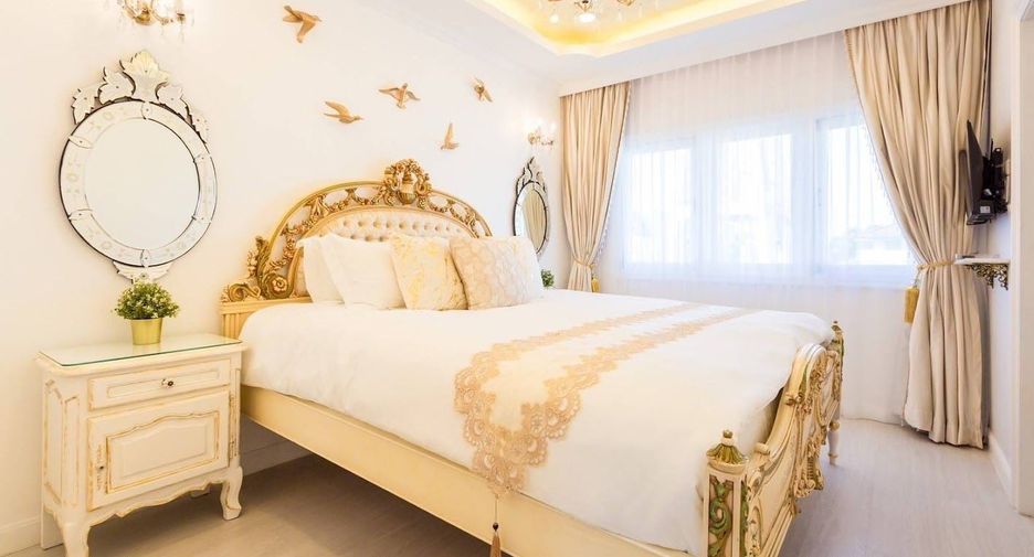 For rent 4 bedrooms townhouse in Lat Phrao, Bangkok