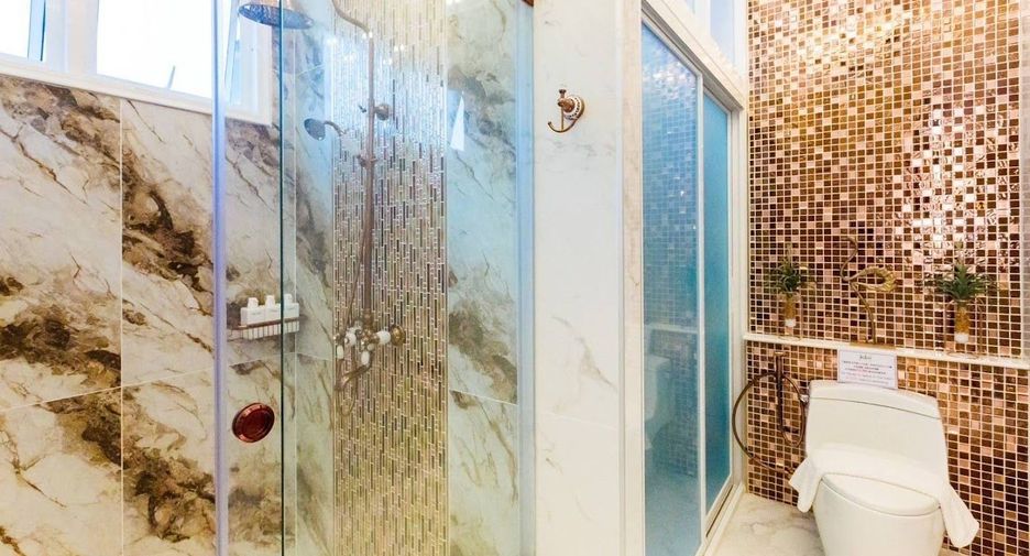 For rent 4 bedrooms townhouse in Lat Phrao, Bangkok