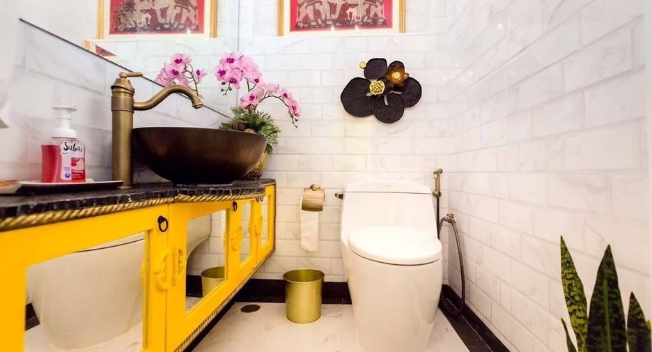 For rent 4 bedrooms townhouse in Lat Phrao, Bangkok