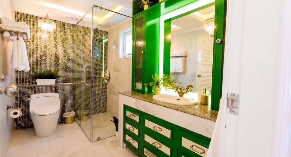 For rent 4 bedrooms townhouse in Lat Phrao, Bangkok