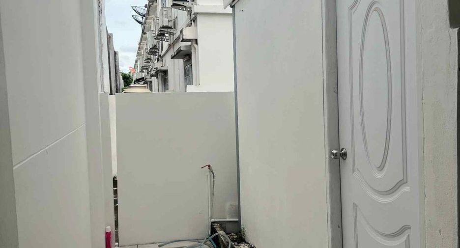 For rent 2 bedrooms townhouse in Bang Phli, Samut Prakan