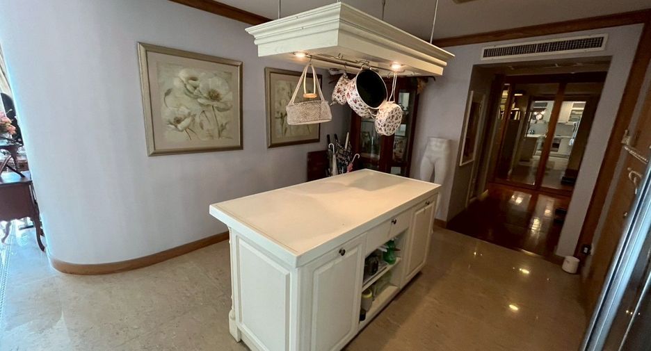 For sale 7 bedrooms condo in Pathum Wan, Bangkok